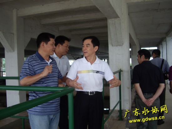 李裕桂秘书长（中）与蔡礼宪副经理交谈