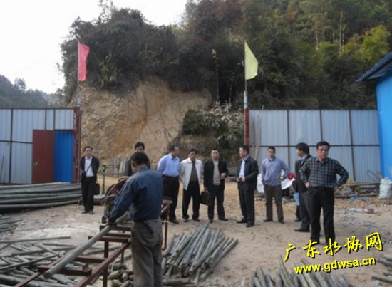 考评组实地察看竹制品加工厂