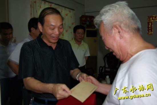 东莞市塘厦水司迎七一走访慰问老党员