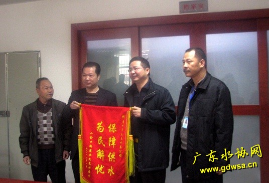 惠州水司：九龙村用水问题解决 村委会喜送锦旗
