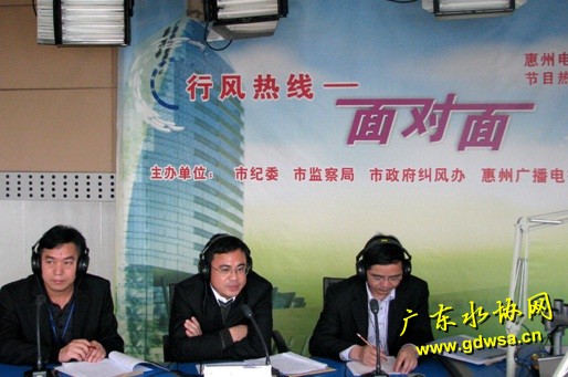 吴副总（中）正和听众交流