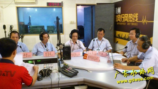 图为潮州市自来水总公司领导在直播室接受听众的电话咨询