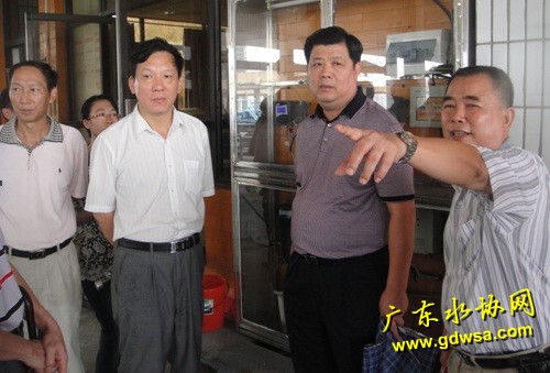 图为清远水司副总经理何桂洪陪同领导考察七星岗水厂