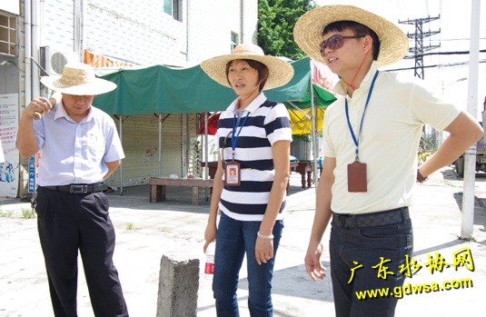 领导带队巡查，图左二左三为塘厦自来水公司副总经理杨晓娟、李东荣