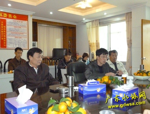 郁南县自来水公司林木桂经理（左一）等领导班子向省水协领导汇报工作。