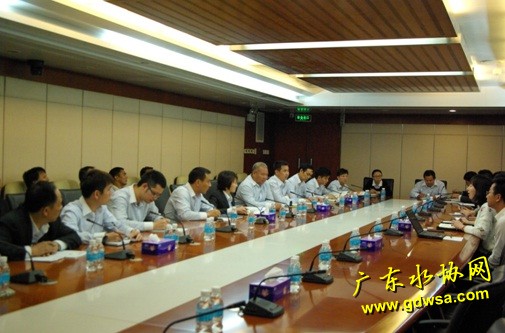 图为参观学习人员与深水集团高层干部人员座谈会现场
