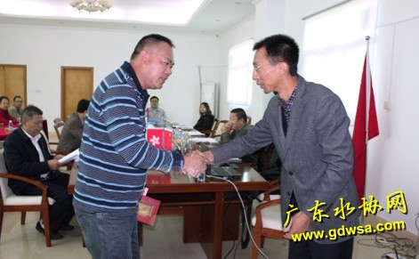 大亚湾供水服务首届监督员在溢源挂牌上岗