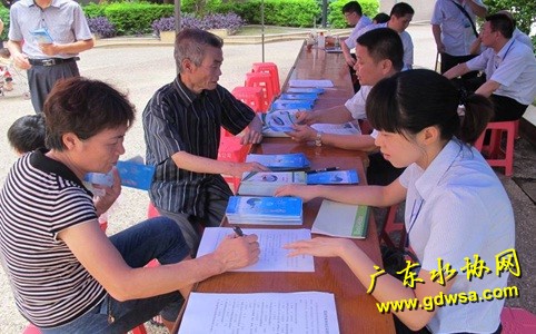 解答居民的用水疑问并向居民收集意见和建议