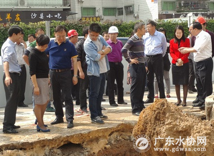 右一红外套的女士为珠海市副市长龙艳