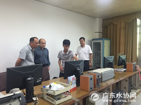 广东省水协秘书长林志光（左2）与省水协常务理事理事、县镇工作部主任单位中山市小榄水务有限公司李志荣总经理（左1）在澄海区南洋自来水公司总经理余少伟（右1）陪同下，听取公司相关负责人介绍情况；