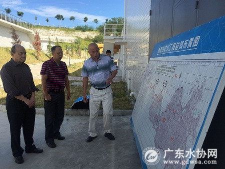 广东省水协秘书长林志光（左:1）与省水协常务理事理事、县镇工作部主任单位中山市小榄水务有限公司李志荣总经理（左2）在南澳自来水厂了解南澳供水工程情况；