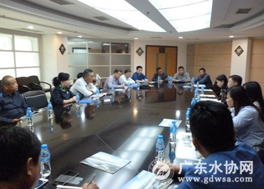 陈丹华常务秘书长（左三）及新疆部分水企领导与小榄水务经营管理班子互动交流。