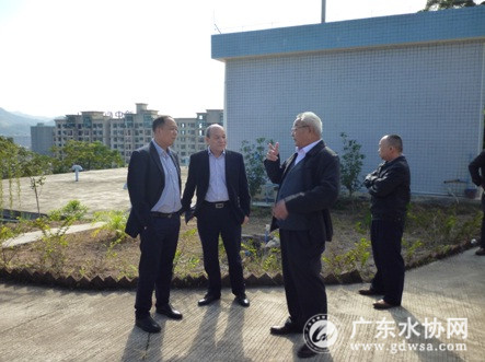 省水协林志光秘书长（左二）率领省水协县镇工作部主任单位小榄水务李志荣总经理（左一）及河源市部分供水企业领导来到龙川海源供水有限公司参观调研。和平县天平供水有限公司李天来经理（右二）向林志光秘书长汇报和平供水发展情况。