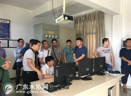 参观芒市水司水厂监控室