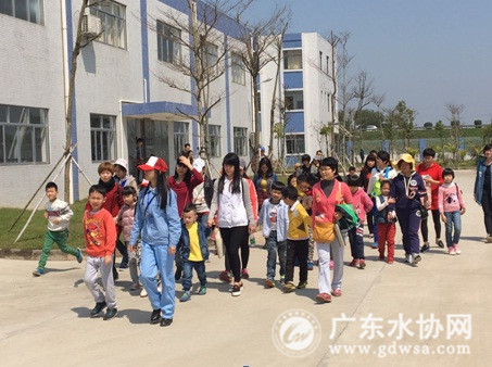 上图为“水厂开放日”期间，市民参观水厂