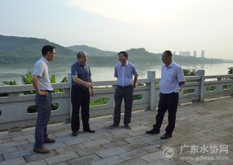 省水协领导一行考察东江流域博罗段，林志光秘书长（左二）就加强源水流域预警建设提出相关工作要求