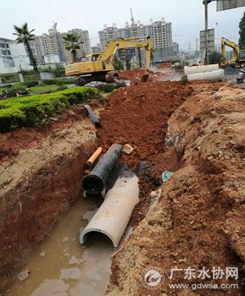 上门路DN500环状连通供水主管施工现场