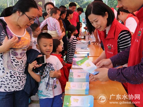 深水光明水务公司开展“世界水日”和“中国水周”宣传活动