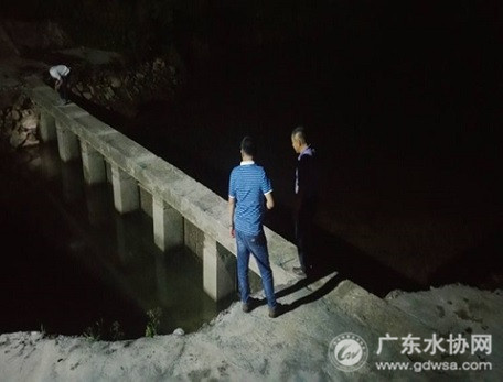 加强24小时巡查，关注水位变化情况