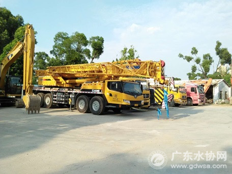 12吨、20吨吊车和重型排水抢险车等大型抢修车辆和人员集结待命。