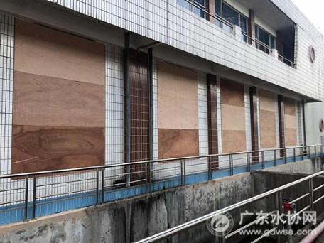 对水厂的玻璃窗采取了防护措施。
