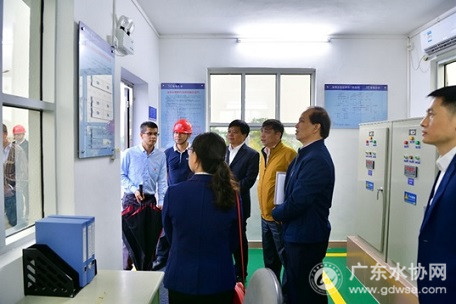 专家组检查雁田水库泄洪闸控制室