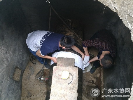 清新太和水司进行便携式流量计实操培训