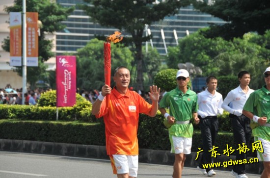 东莞东江水务祁沛枝荣当亚运火炬手