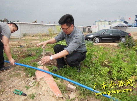 潘志忠在现场截塞偷水管道